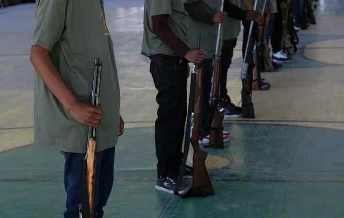 NIÑOS EN GUERRERO RECIBEN ARMAS PARA DEFENDERSE DEL CRIMEN ORGANIZADO