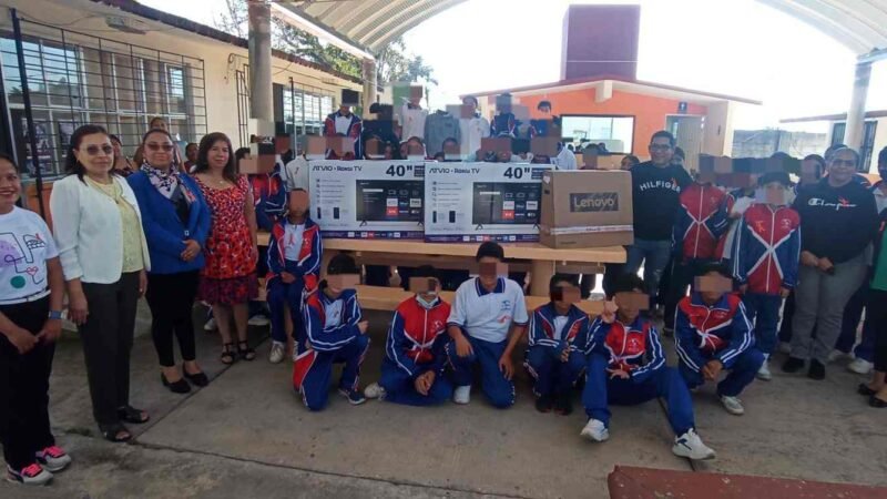 ALCALDE ENTREGA EQUIPO A ESCUELAS QUE FUERON VANDALIZADAS