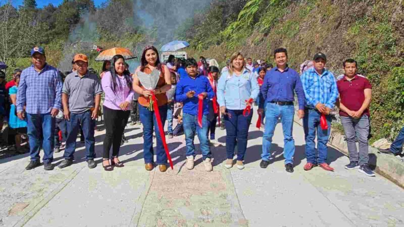 INAUGURA ALCALDESA DE CALCAHUALCO OBRA EN SAN JOSÉ XITECO