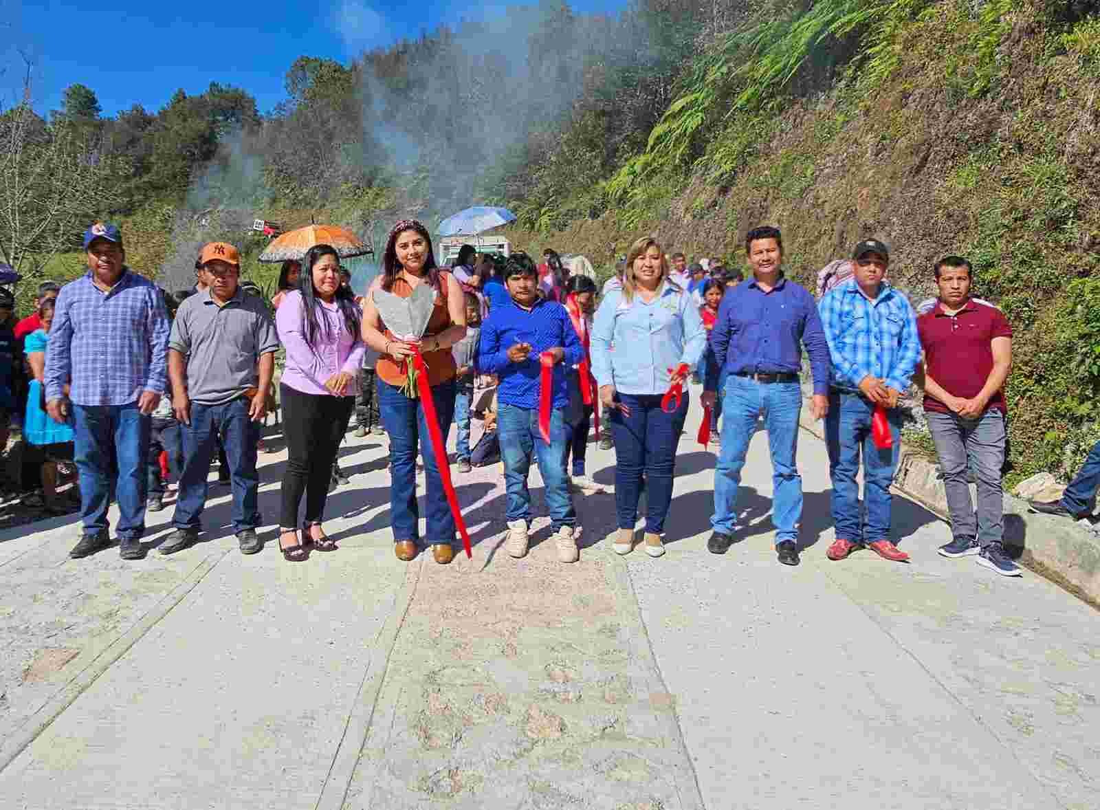 INAUGURA ALCALDESA DE CALCAHUALCO OBRA EN SAN JOSÉ XITECO