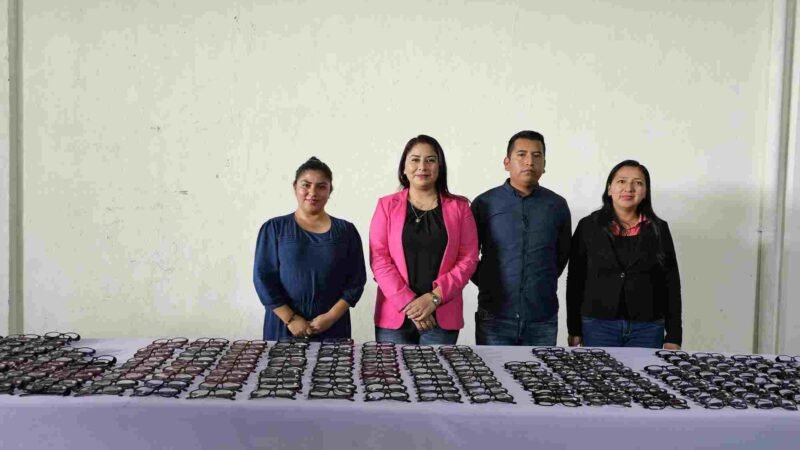 ENTREGAN LENTES EN CALCAHUALCO