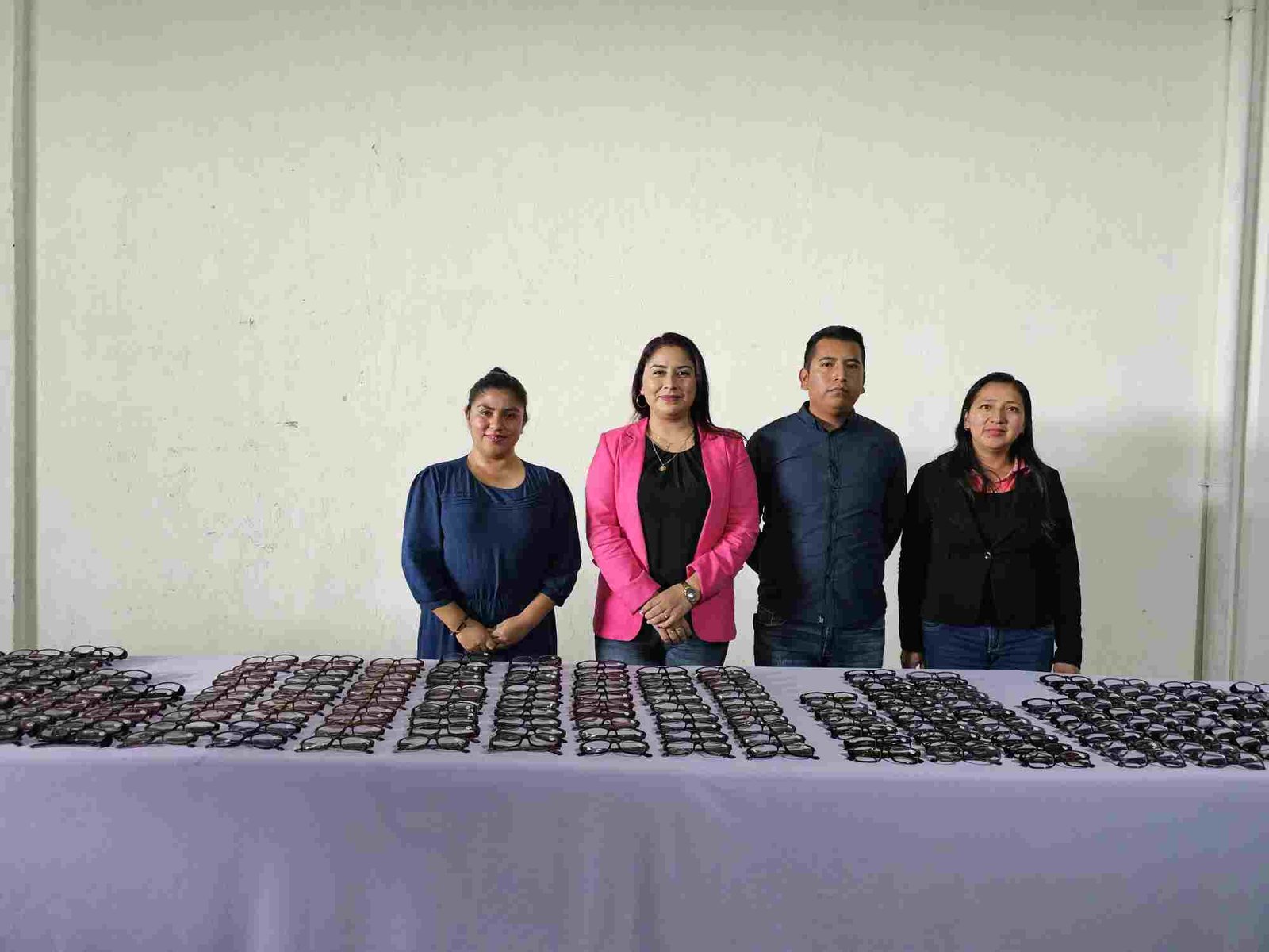 ENTREGAN LENTES EN CALCAHUALCO