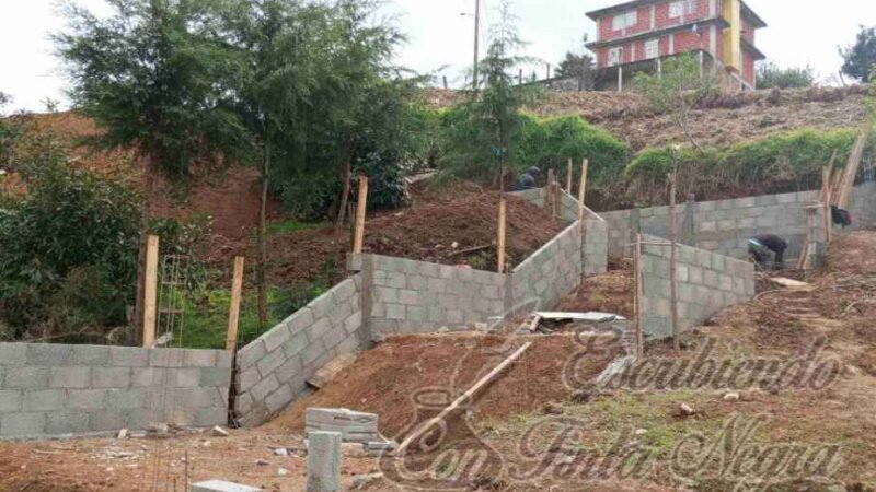 AVANZA OBRA DE CONSTRUCCIÓN DE ESCALINATAS EN ALPATLÁHUAC
