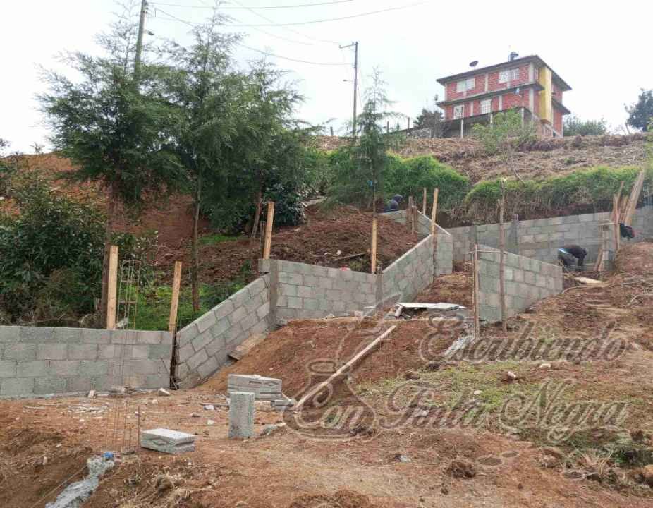 AVANZA OBRA DE CONSTRUCCIÓN DE ESCALINATAS EN ALPATLÁHUAC