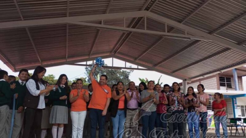 INAUGURA RAFAEL LÓPEZ TECHADO EN ESCUELA DE PUENTECILLA