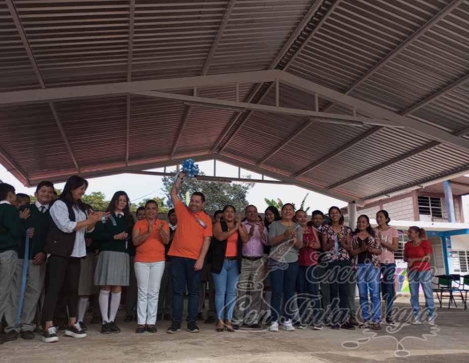 INAUGURA RAFAEL LÓPEZ TECHADO EN ESCUELA DE PUENTECILLA