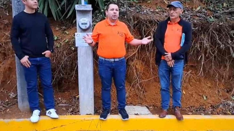 INAUGURA ALCALDE OBRA DE ALUMBRADO Y BANQUETAS