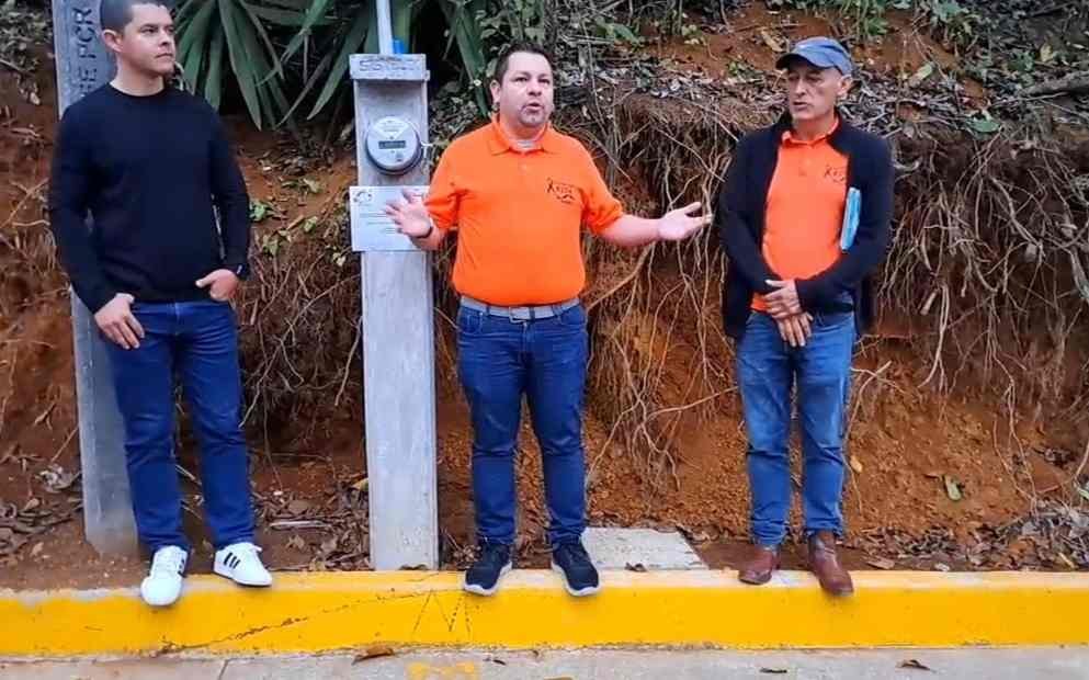INAUGURA ALCALDE OBRA DE ALUMBRADO Y BANQUETAS