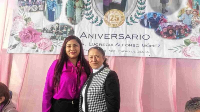HOMENAJEAN A PROFESORA