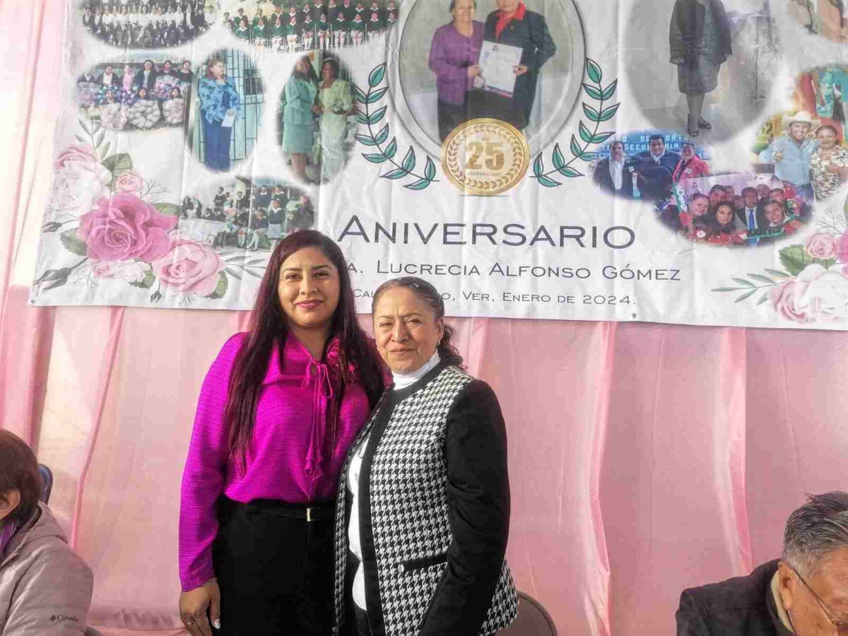 HOMENAJEAN A PROFESORA