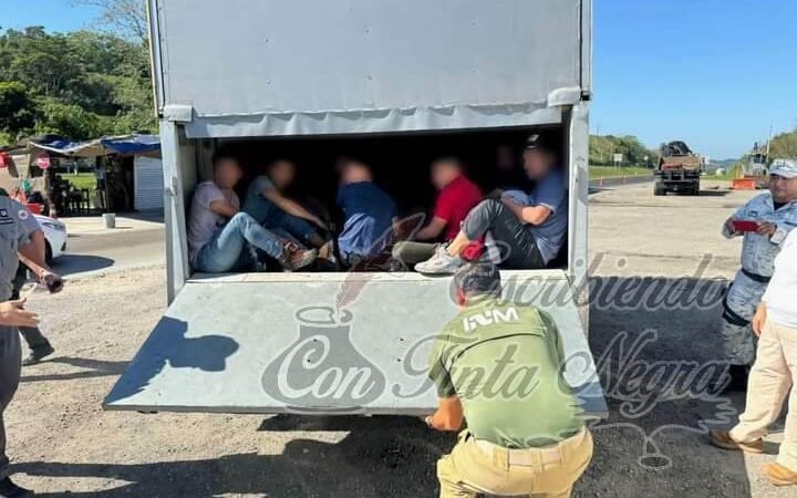 ASEGURAN A 64 MIGRANTES