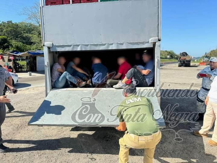 ASEGURAN A 64 MIGRANTES