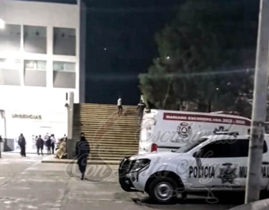 BALEAN A POLICÍAS DE NOGALES; UNO ESTÁ GRAVE