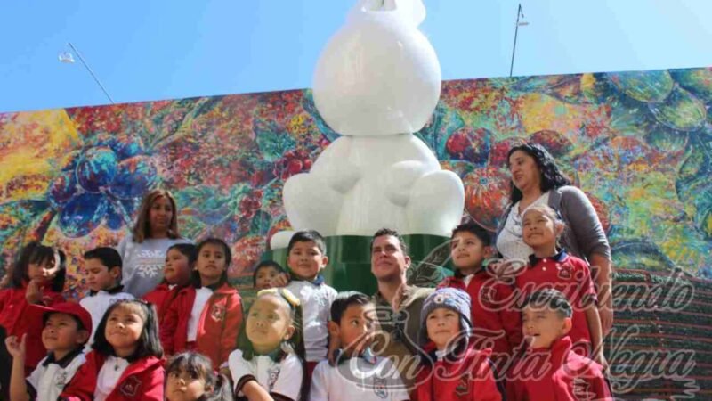 VISITAN ESTUDIANTES MURAL “FRUTO DE LA VIDA”