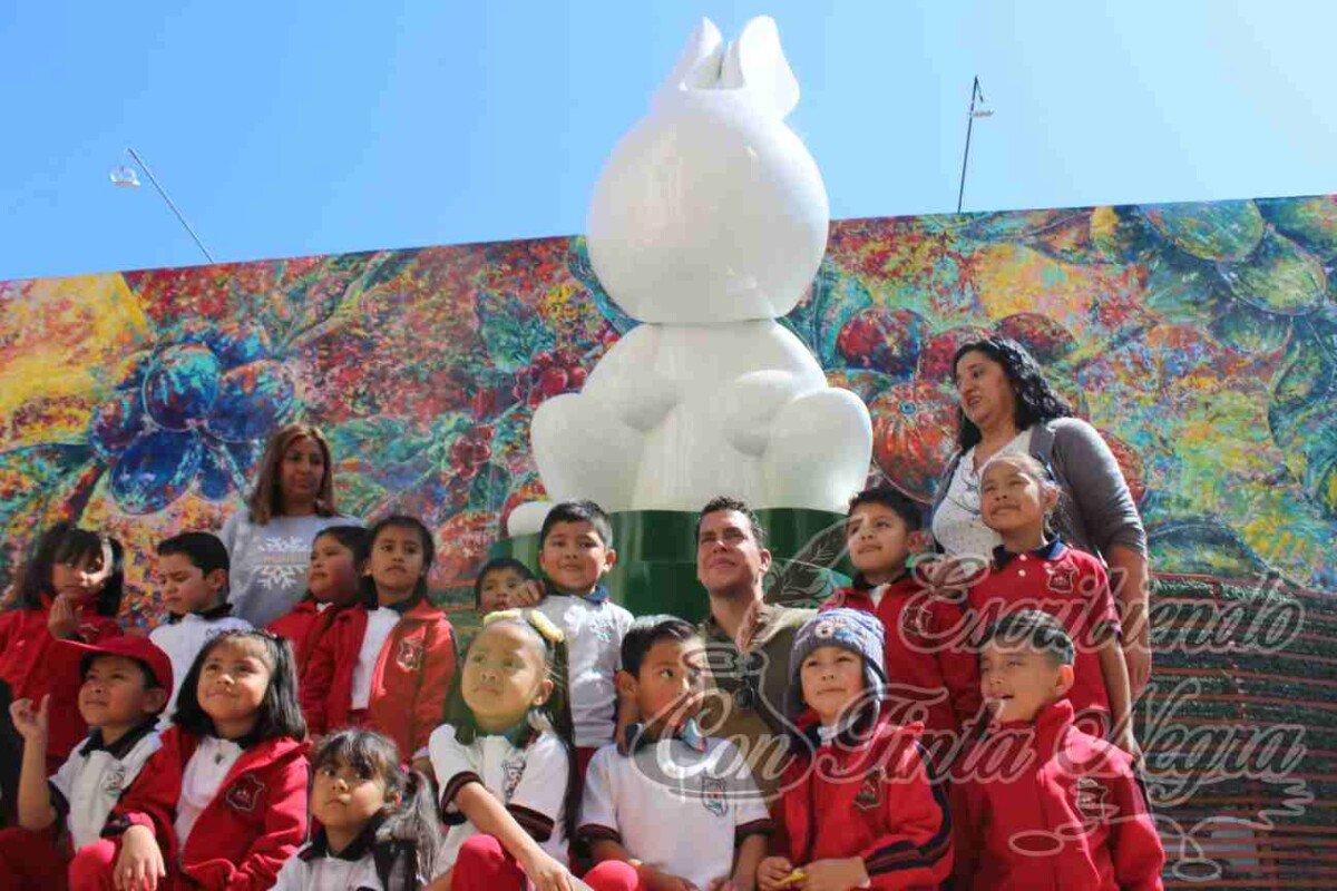 VISITAN ESTUDIANTES MURAL “FRUTO DE LA VIDA”