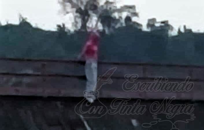 MUJER, A PUNTO DE CAER DE PUENTE DEL METLAC