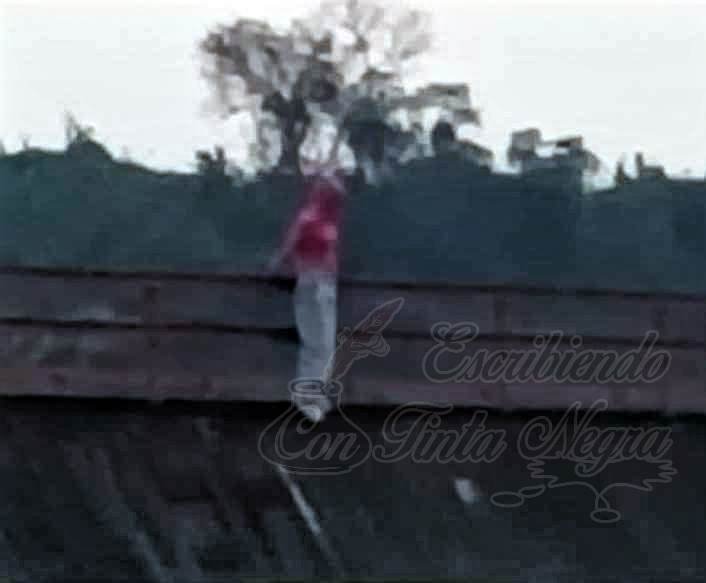 MUJER, A PUNTO DE CAER DE PUENTE DEL METLAC