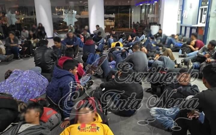 LOCALIZAN A MIGRANTES A BORDO DE DOS CAMIONES