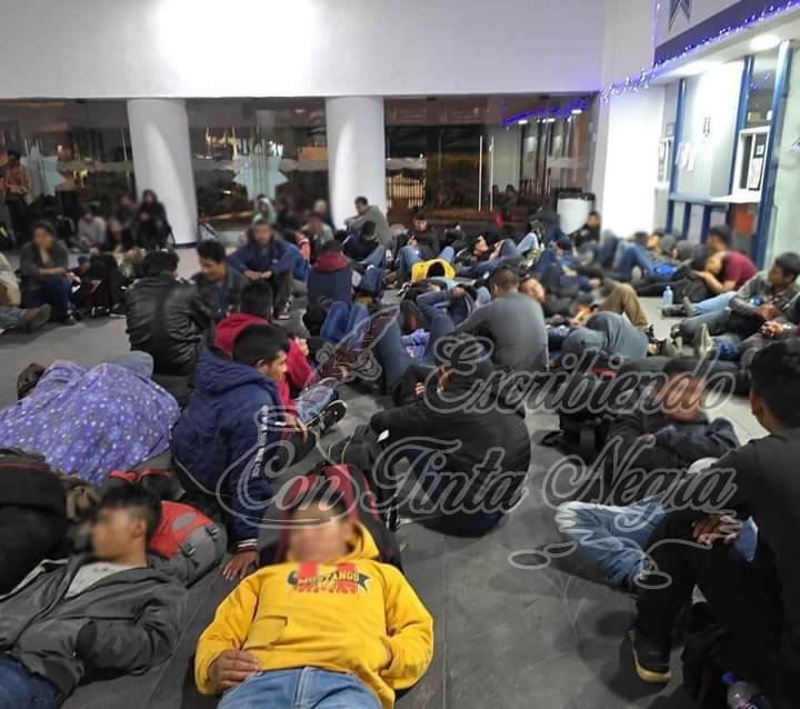 LOCALIZAN A MIGRANTES A BORDO DE DOS CAMIONES
