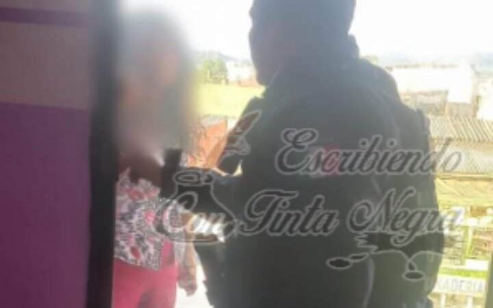 MUJER INTENTA LANZARSE DE TERCER PISO; POLICÍA LO IMPIDE