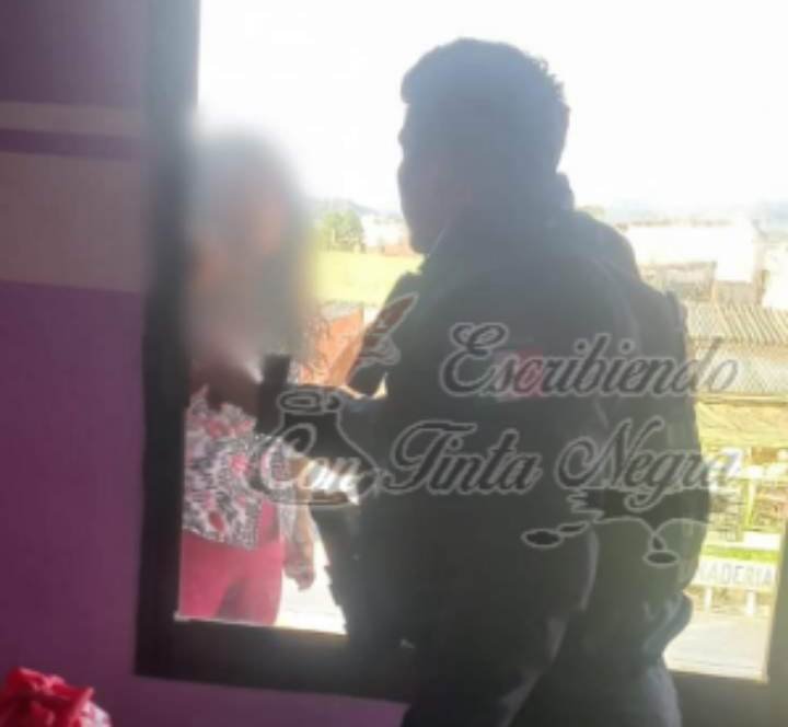 MUJER INTENTA LANZARSE DE TERCER PISO; POLICÍA LO IMPIDE