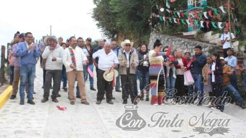 INAUGURA VENTURA DEMUNER RAMPAS EN RINCÓN TENEJAPA