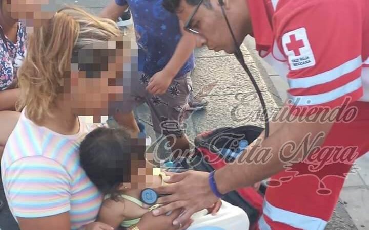 BEBÉ CAE AL MAR; SU MADRE LA DESCUIDÓ PARA TOMARSE UNA FOTO