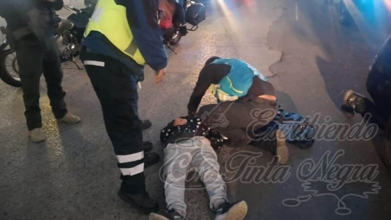 ATROPELLA MOTOCICLISTA A COMERCIANTE