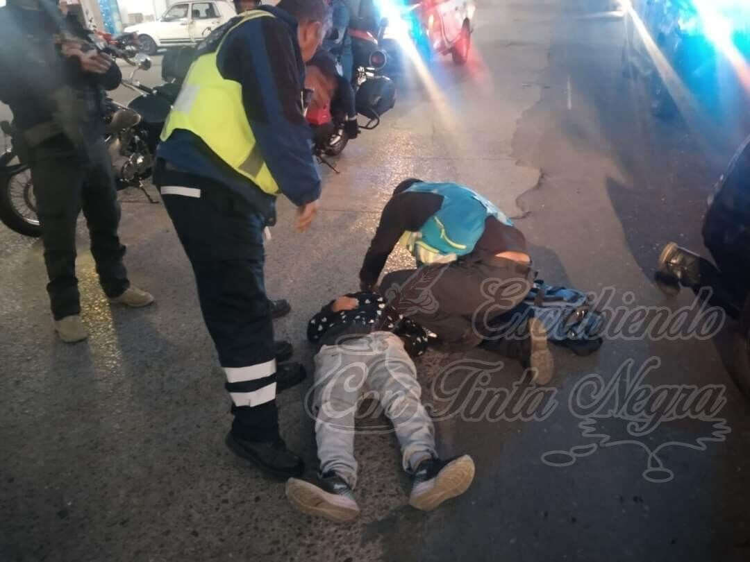 ATROPELLA MOTOCICLISTA A COMERCIANTE