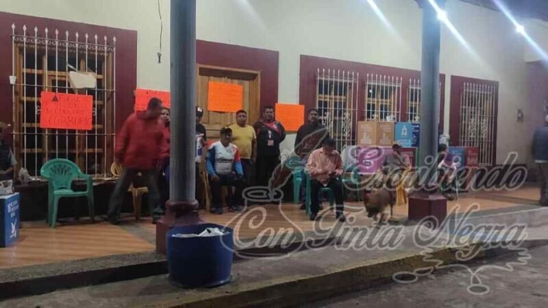 MANTIENEN TOMADO PALACIO DE COETZALA; ALCALDE NO DA LA CARA