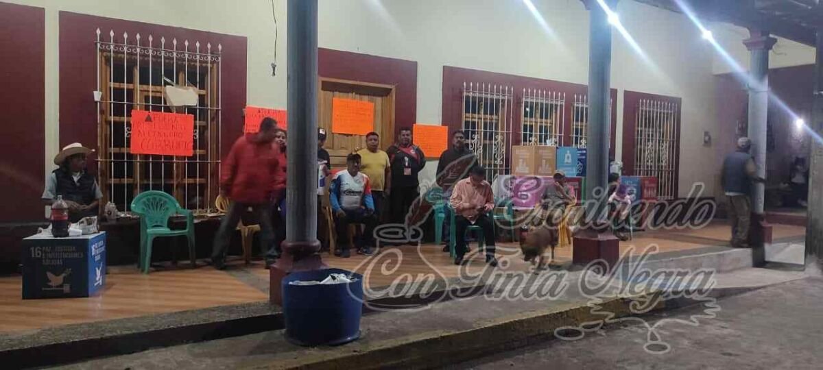 MANTIENEN TOMADO PALACIO DE COETZALA; ALCALDE NO DA LA CARA