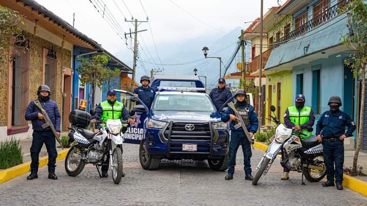 ENTREGAN UNIDADES A POLICÍA DE COSCOMATEPEC