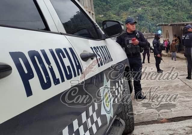 SE CUELGA DE UNA VENTANA