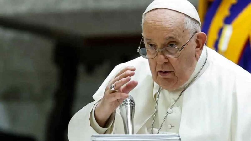 EL PAPA CONSIDERA UNA ‘HIPOCRESÍA’ CRITICAR LA BENDICIÓN A PAREJAS HOMOSEXUALES