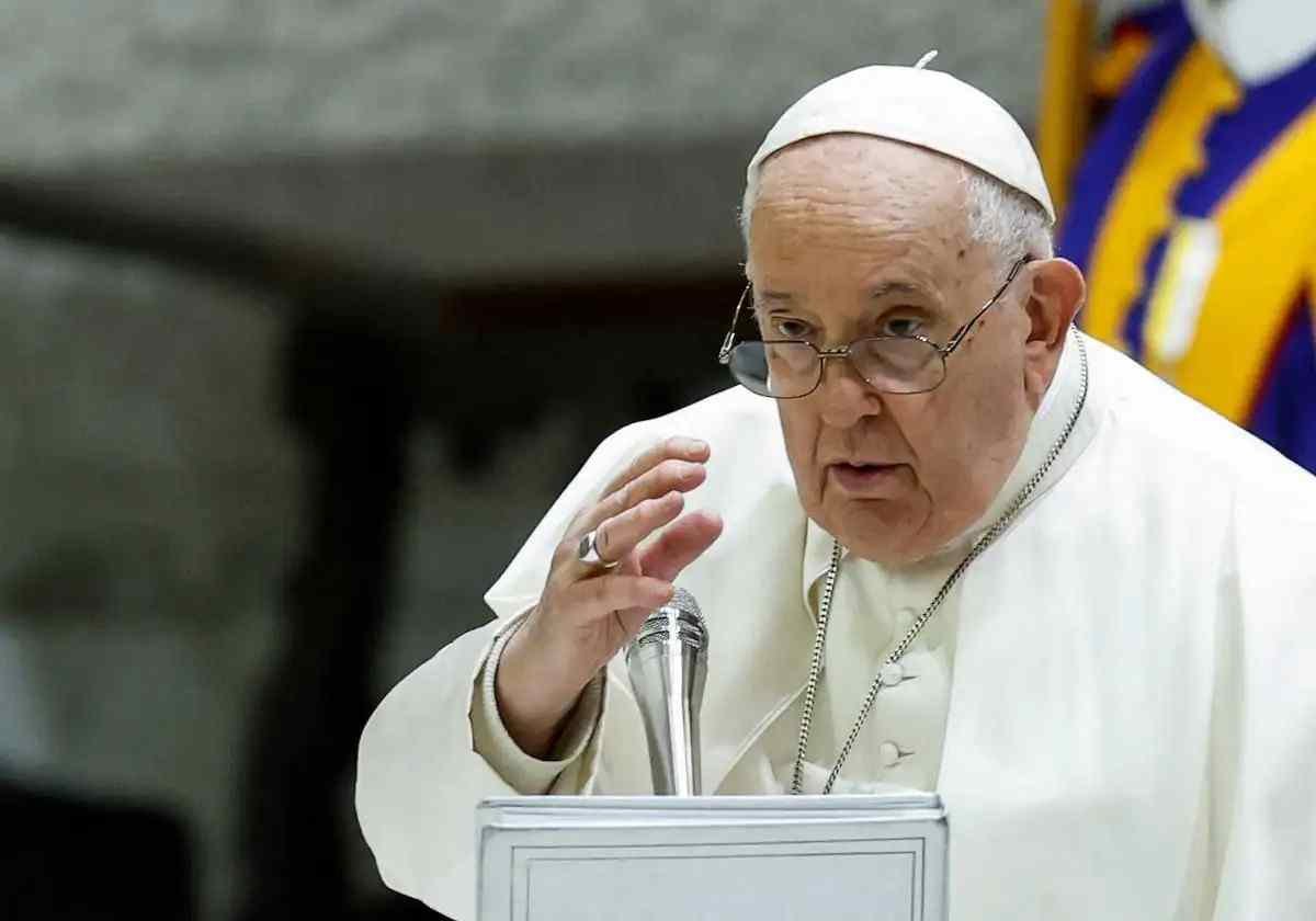 EL PAPA CONSIDERA UNA ‘HIPOCRESÍA’ CRITICAR LA BENDICIÓN A PAREJAS HOMOSEXUALES