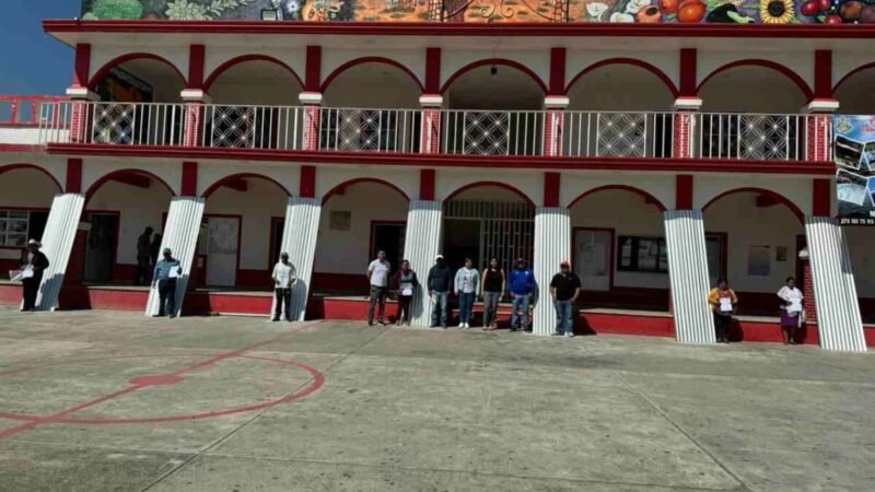 ENTREGAN APOYOS A AFECTADOS POR SURADA