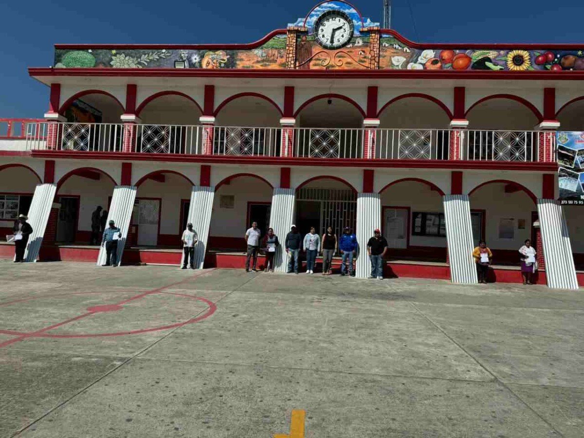 ENTREGAN APOYOS A AFECTADOS POR SURADA