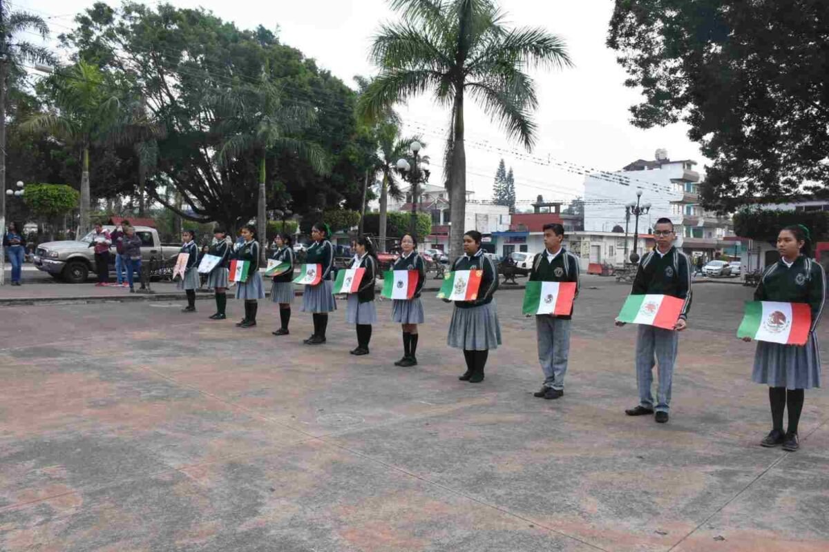 CONMEMORAN AUTORIDADES DÍA DE LA BANDERA CON ACTO CÍVICO