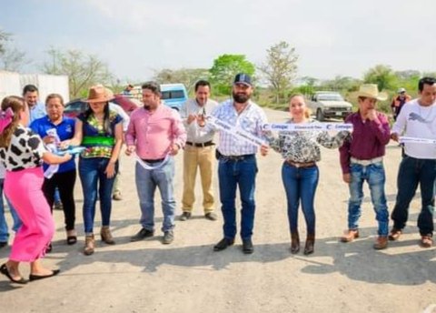 GABRIEL LAGUNES ENTREGA REHABILITACIÓN DE CAMINO