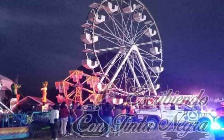 PADRE E HIJA CAEN DE JUEGO MECÁNICO