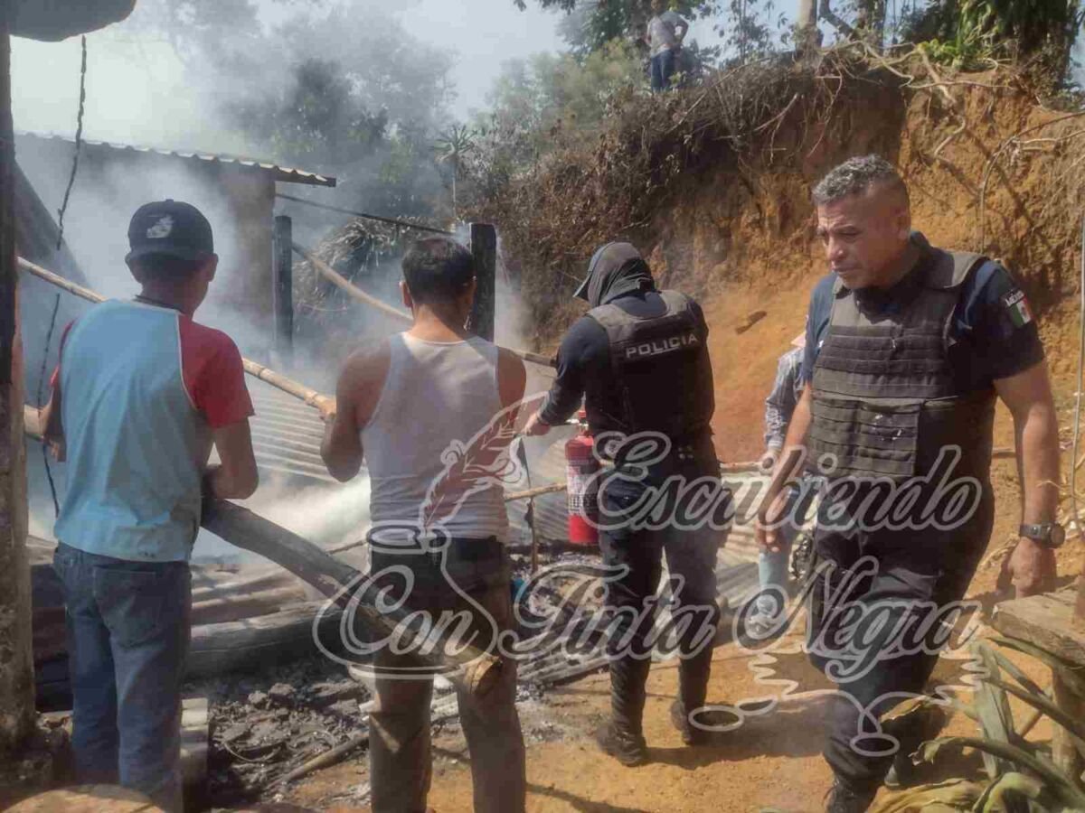 SE INCENDIA VIVIENDA EN TOTUTLA