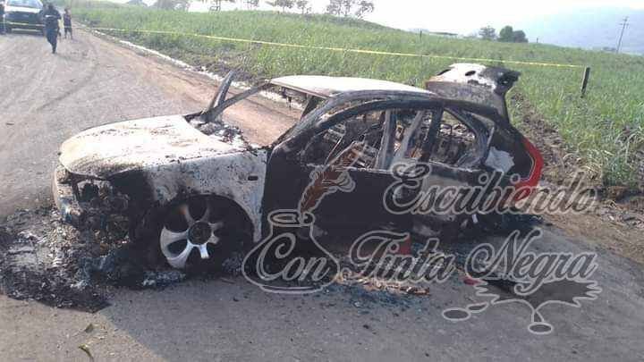 ENCUENTRAN A DOS CALCINADOS DENTRO DE AUTO