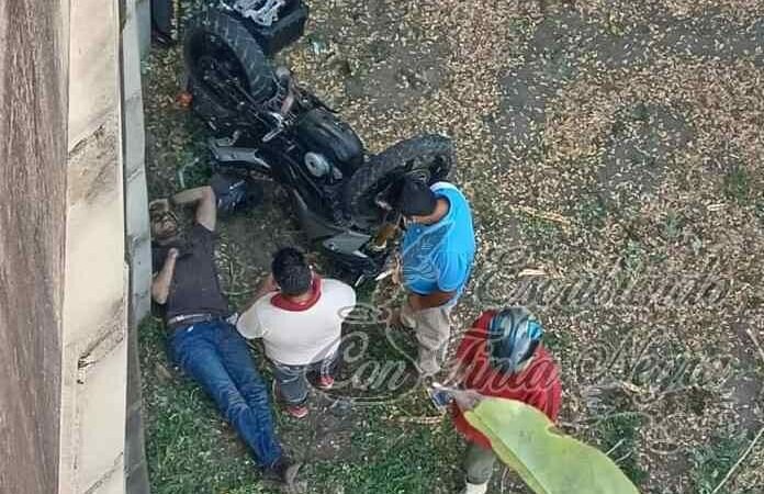 SE MATA MOTOCICLISTA AL CAER DE DISTRIBUIDOR VIAL