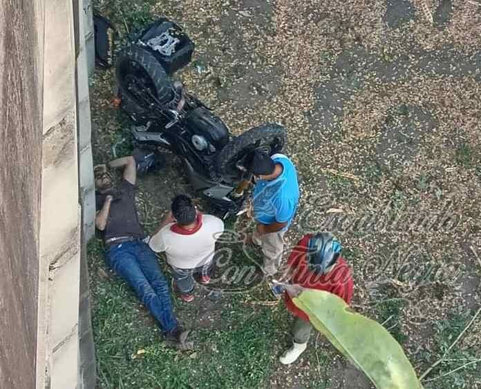 SE MATA MOTOCICLISTA AL CAER DE DISTRIBUIDOR VIAL