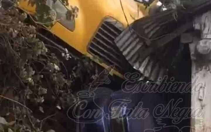 EMBISTE CAMIÓN DE VOLTEO A VEHÍCULOS