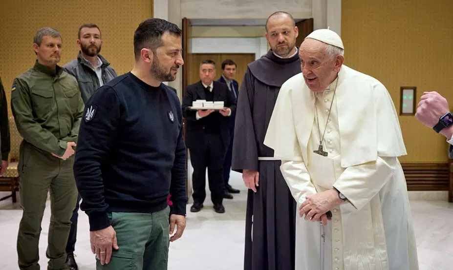 EL PAPA ACONSEJA A UCRANIA “IZAR LA BANDERA BLANCA”