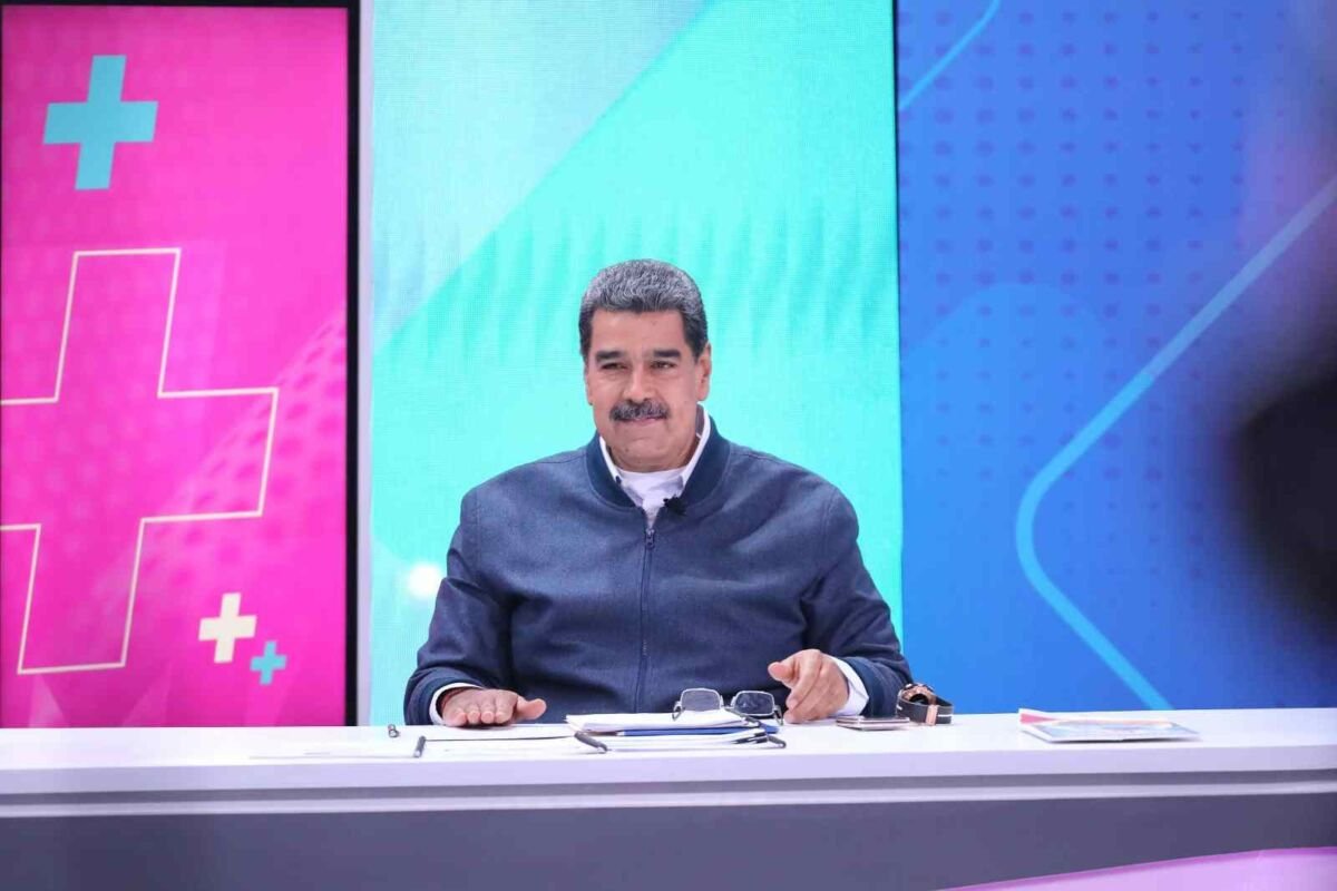 MADURO LLAMA “PAYASO” A ZELENSKI Y LO CONSIDERA “DAÑINO” PARA UCRANIA