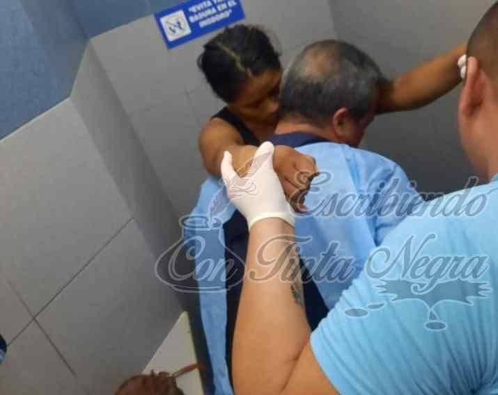 JOVEN DA A LUZ EN LOS BAÑOS; ¡NO SABÍA QUE ESTABA EMBARAZADA!