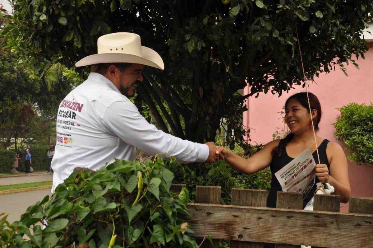 ZENYAZEN ESCOBAR: CON CERCANÍA Y COMPROMISO LLEGA AL CORAZÓN DE IXTACZOQUITLÁN