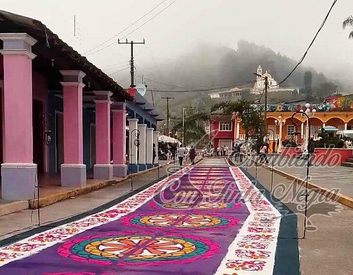 ALISTAN TAPETES DE SEMANA SANTA EN ALPATLÁHUAC